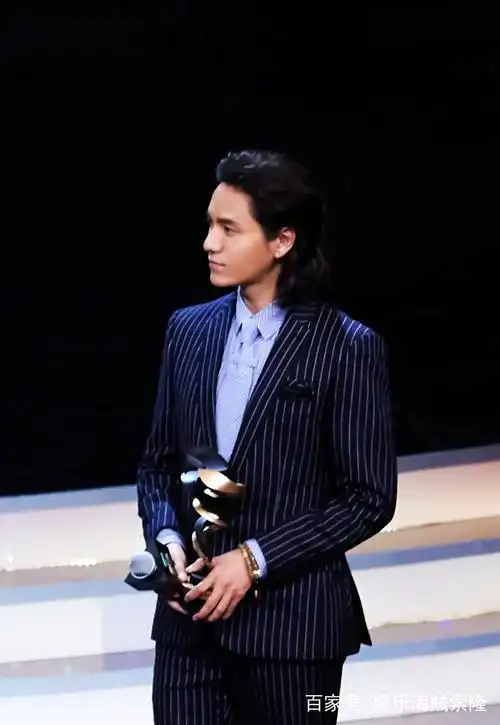 陈坤留中长发搭配干练西装,男人味依旧十足