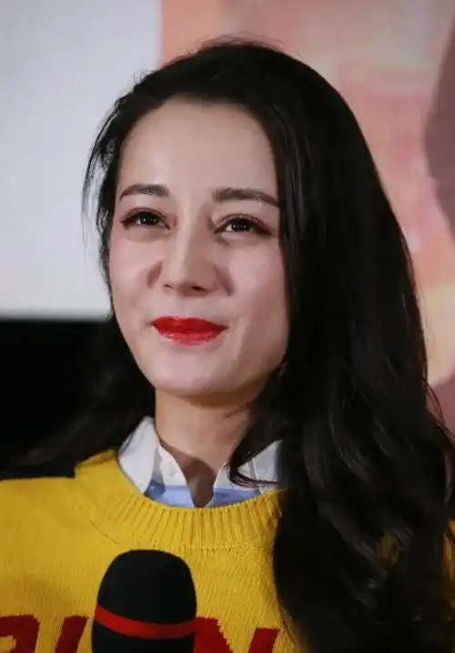 "怼脸拍"太露丑了,连迪丽热巴这样的大美女都扛不住