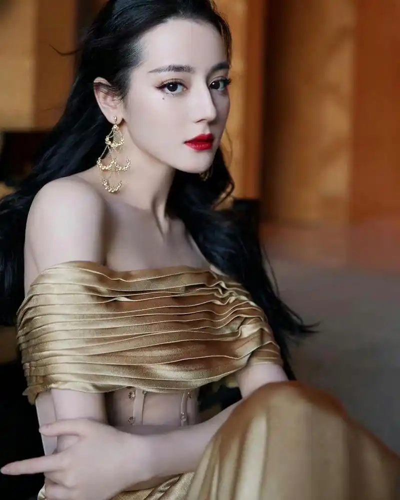 金色抹胸绸缎礼裙尽显曼妙身姿 #迪丽热巴#