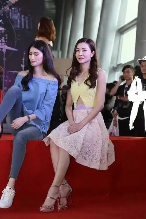 熊黛林虽然当妈了,可是模特身材没啥变化,楞把超模何穗比下去