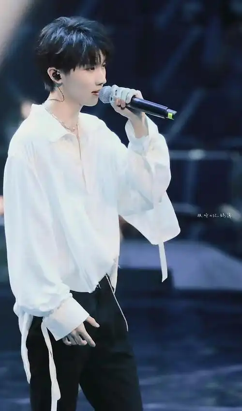 马嘉祺不规则白衬衫