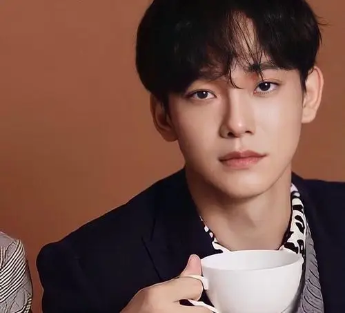 exo成员chen军中照公开剃平头与战友相处融洽