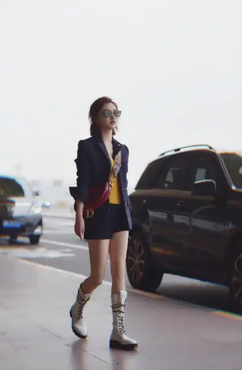 景甜性感御姐范机场街拍图片_明星_美桌图片库