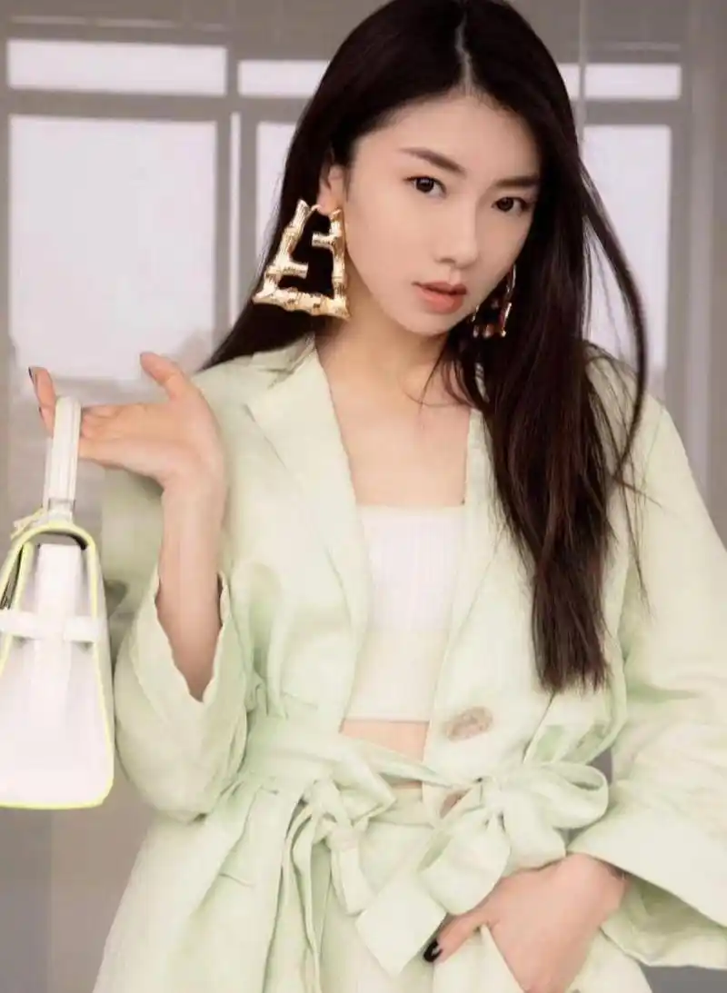 程晓玥:美丽又多金 程晓玥,香港出生的白富美,家境