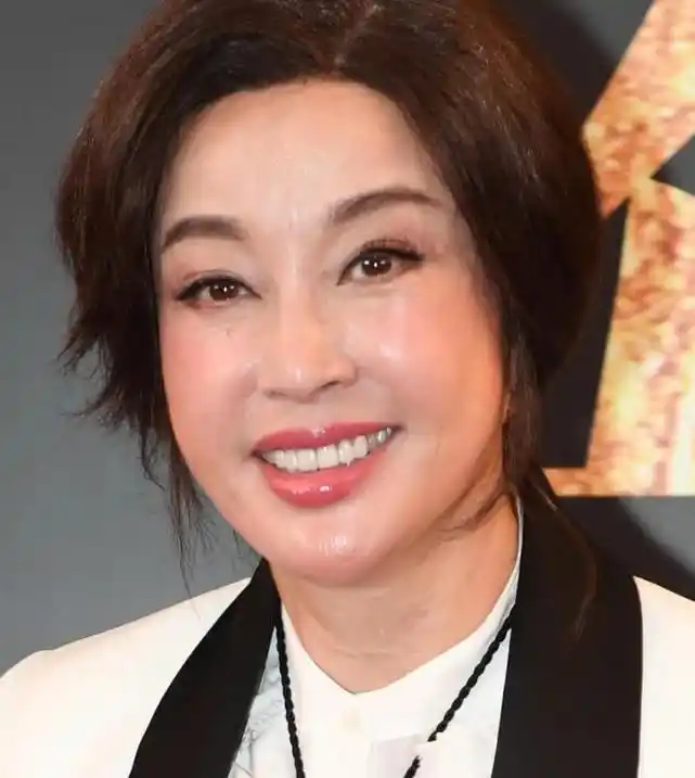 70岁"老丫头"刘晓庆近照吓坏全网!网友:这是画皮,还是妖怪?