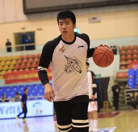 邹雨宸将加盟广东与朱芳雨共进晚餐约瑟夫杨加盟首钢受阻