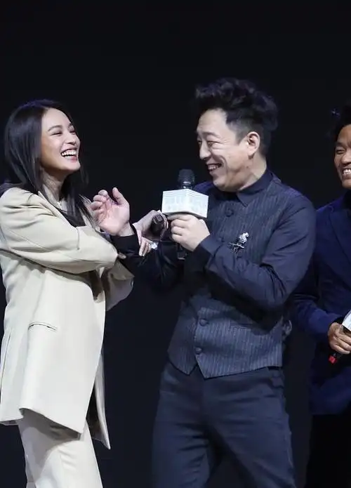 在台上舒淇女神与黄渤搞怪嬉闹可爱十足,王宝强也不时笑成表情包,很有