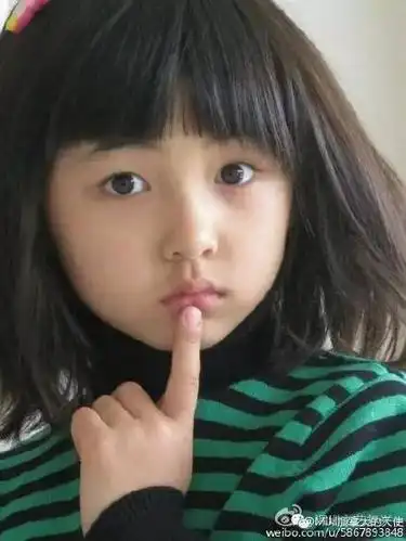 小时候就长得非常可爱,眼仔碌碌,特别有灵气.