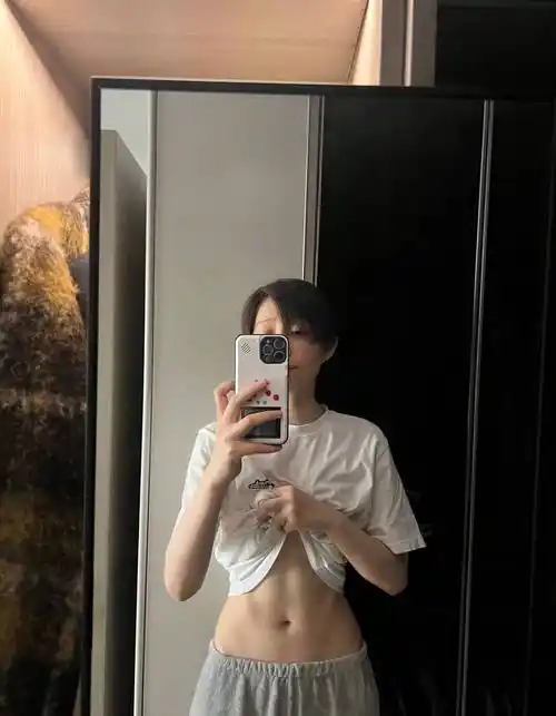 李斯丹妮晒照大秀好身材腹肌马甲线十分吸睛