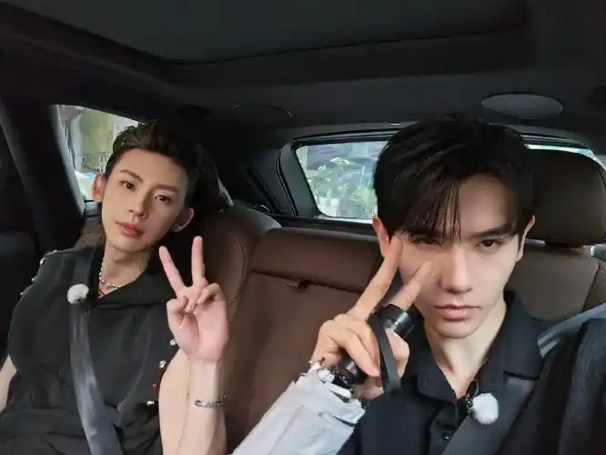 小鬼王琳凯音你而来#  捡到两张合照92