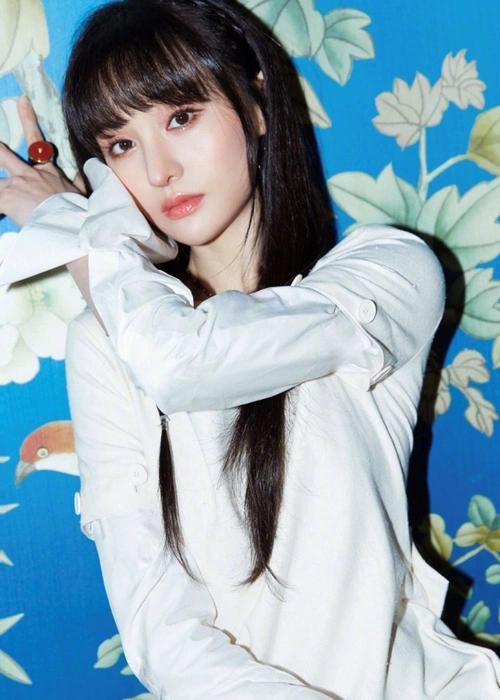 郑爽真是"甜美"小仙女,锁骨发搭配白色连衣裙清爽时髦,美腻了