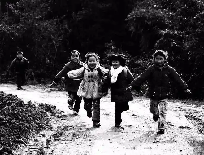 更何况还在坟地里穿行,心总是揪着的,所以多数时候都是和小姐妹相邀