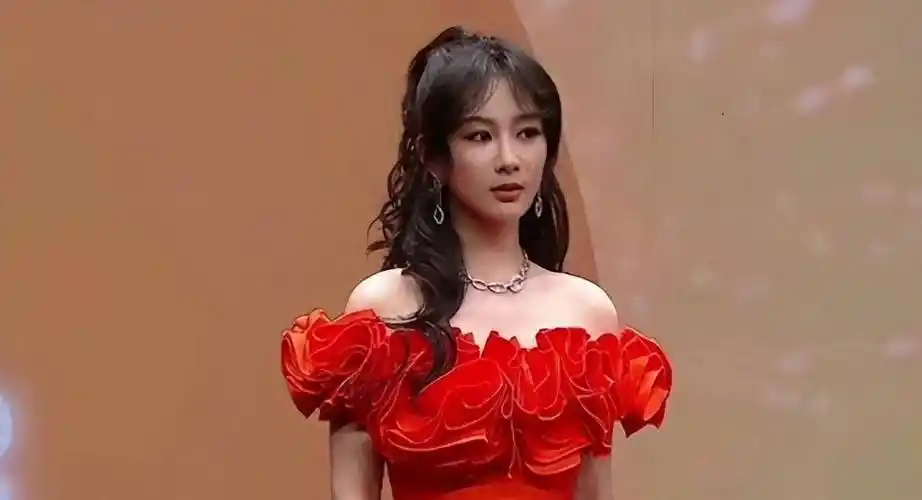 芭莎生晒图,赵丽颖画风大变,宝宝太胖穿不动了,杨紫成了"杨黑"_裙子