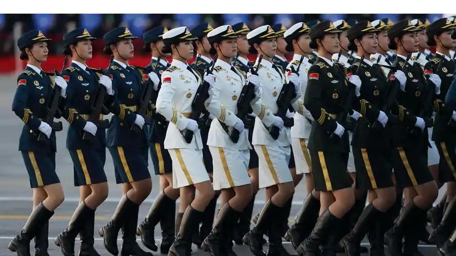 为什么参加阅兵的女兵,每个人都要穿丝袜?答案让人意想不到!