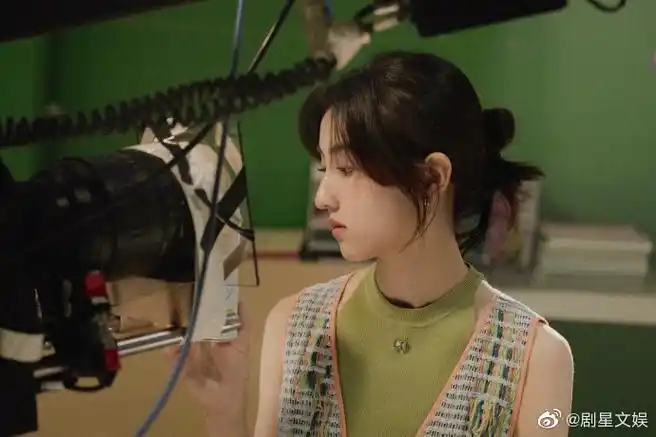 张子枫微醺的夏天#张子枫的夏日花絮图真的好美啊~超级喜欢这组图的