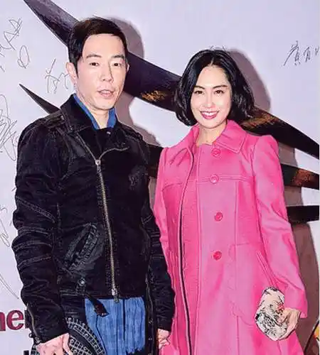 朱茵与老公黄贯中十指紧扣秀恩爱.