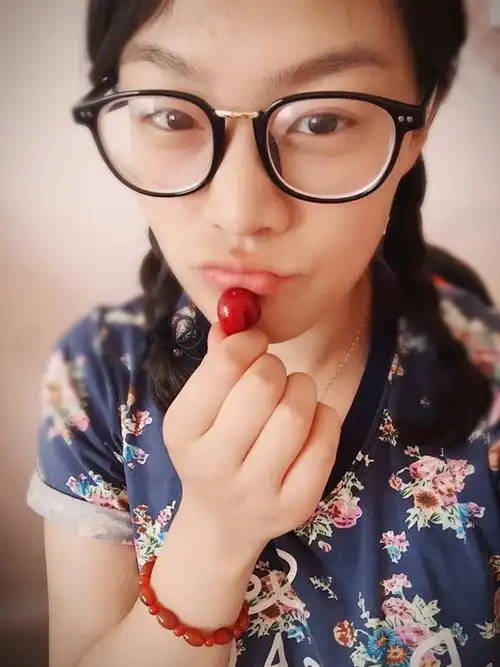 戴眼镜的女孩怎样自拍好看?