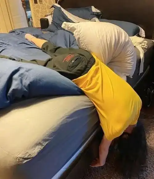 盘点7位当红女星高难度睡姿姿势怪异单腿站着睡抬起小腿睡