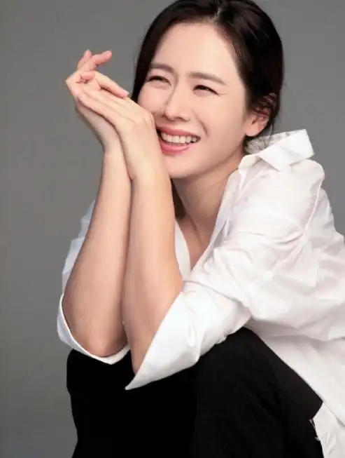 孙艺珍状态超好,白衬衫超凡脱俗有气质,披肩长发再回"尹世丽"