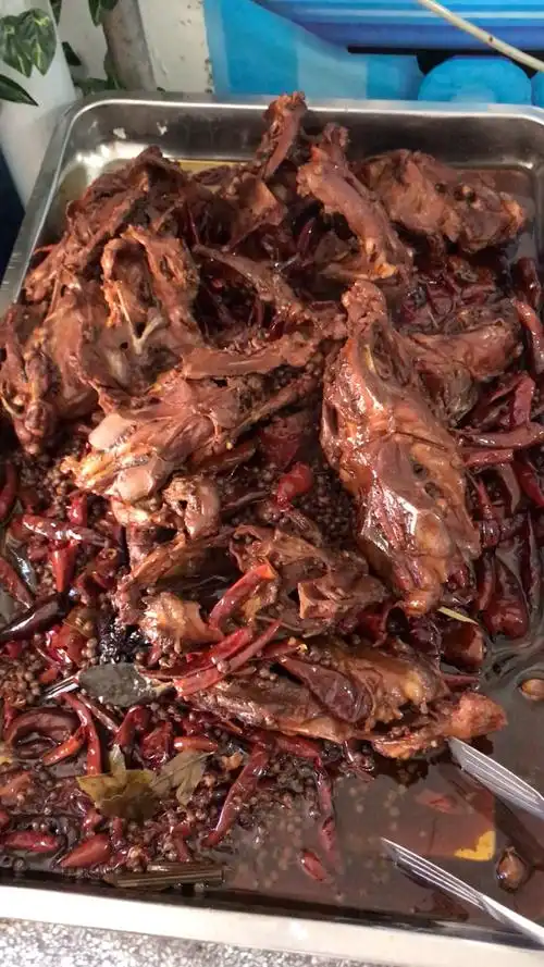 麻辣鸡架出锅喽!甜辣口味,让您爱不释口!