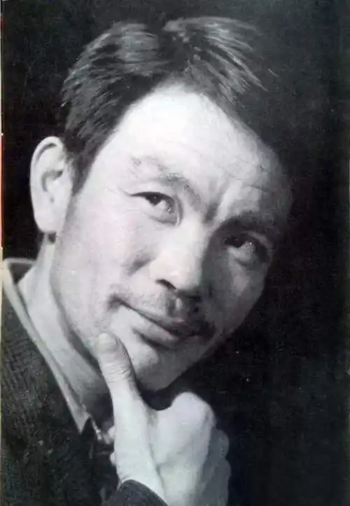 《董存瑞》和《英雄儿女》等这些电影的影响,使得赵尔康产生了做演员