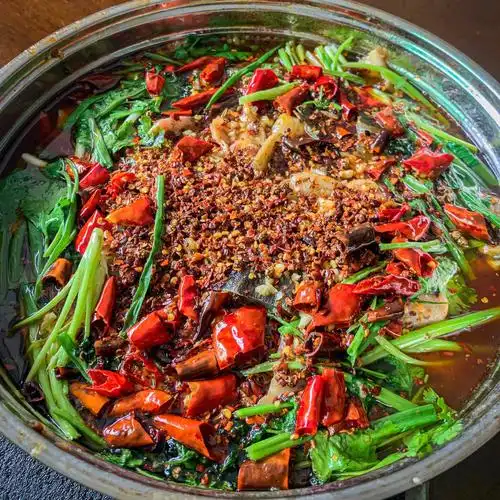 任意鱼一条,切成鱼片(我今天做的是剑鱼没有刺)2.水煮鱼