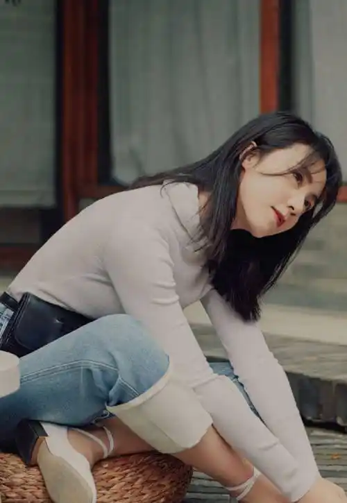 黄磊老婆孙莉真会穿,毛衫搭配牛仔裤简约时尚,知性优雅有气质_女人_好