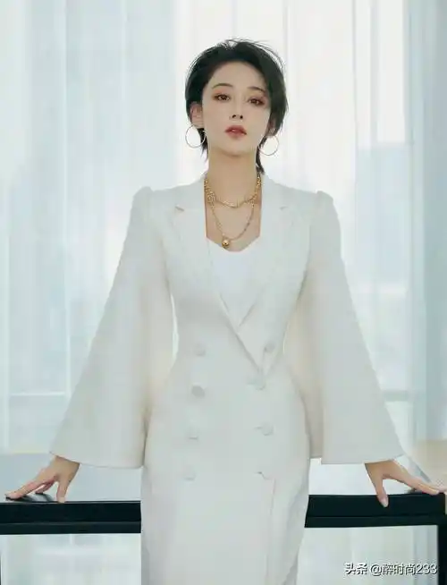 军嫂张馨予晒美照,一身白色连衣裙搭精炼短发,优雅干练气场超a_造型