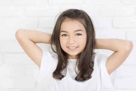 快乐爆头爆头的快乐可爱的女孩,微笑着看着相机的肖像照片