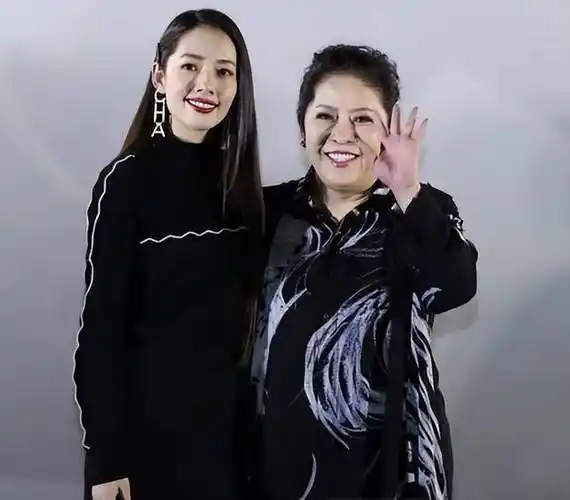 向太携儿媳现身三亚婆媳一同看秀关系和谐陈岚贴心牵着郭碧婷