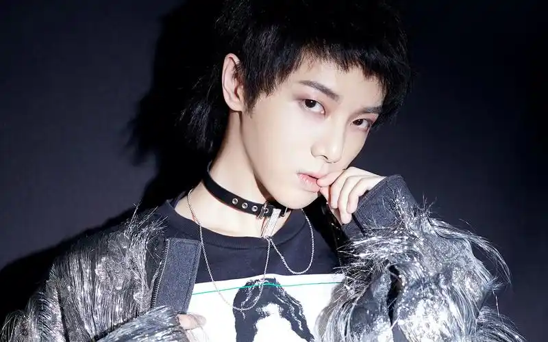 华晨宇帅气图片桌面壁纸