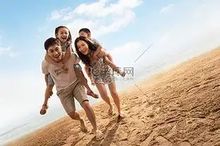 幸福的一家四口在沙滩上散步