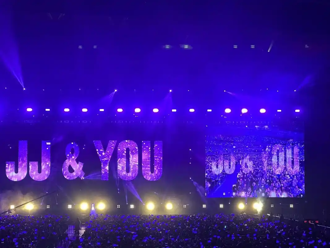 9090 在30岁的年纪,去见了10岁就想见的那个人,穿他的应援色,喝