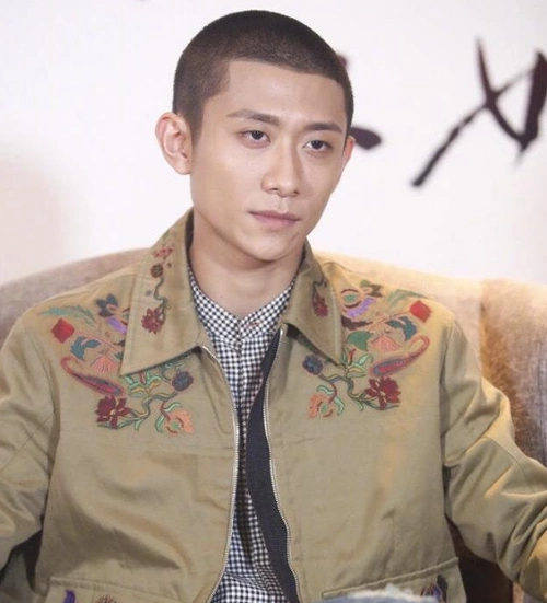 张一山,张一山原本也不是走颜值挂的,所以他留寸头不留寸头感觉都是一