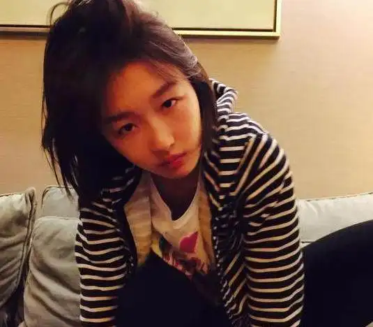 带你参观周冬雨住的豪宅,如今还和家人住在一起,内部装修很普通