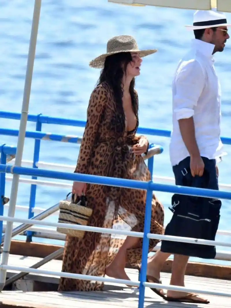 小李子嫩模女友出游,大胆穿豹纹裙,网友:才21岁?