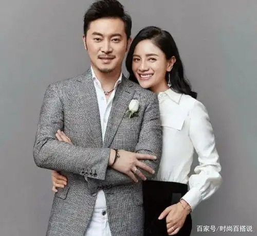 胡可,沙溢的真是活成了爱情该有的样子,两人穿情侣装,看着幸福