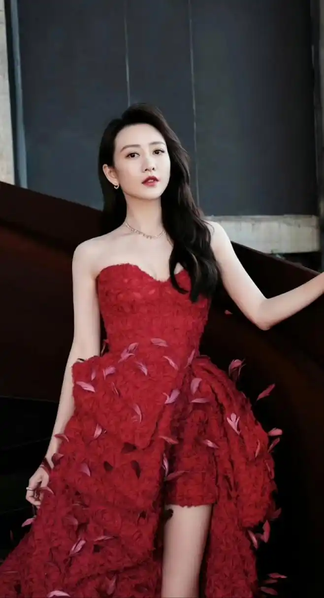 王鸥抹胸大红裙美照,身材凹凸有型惊艳众人,美中不足的是服装过于紧身