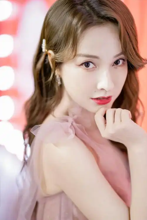 简介:吴昕藕粉色星光纱裙写真图片,分享一组吴昕图片给大家,图中的