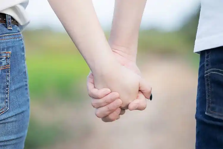 男女手牵着手,情侣手牵着手图片下载