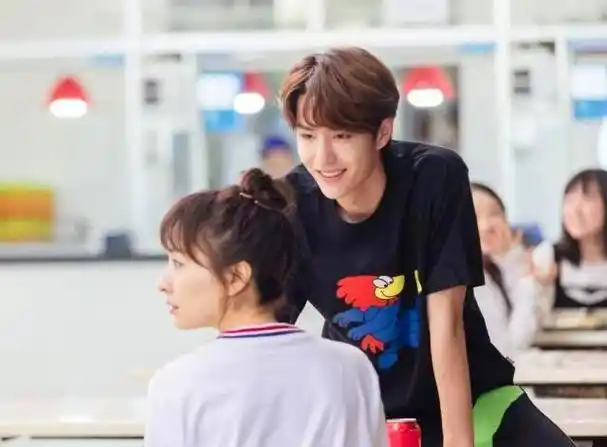 吹爆王一博和吴昕的演技(话不多的吴昕和酷帅的王一博)(2)