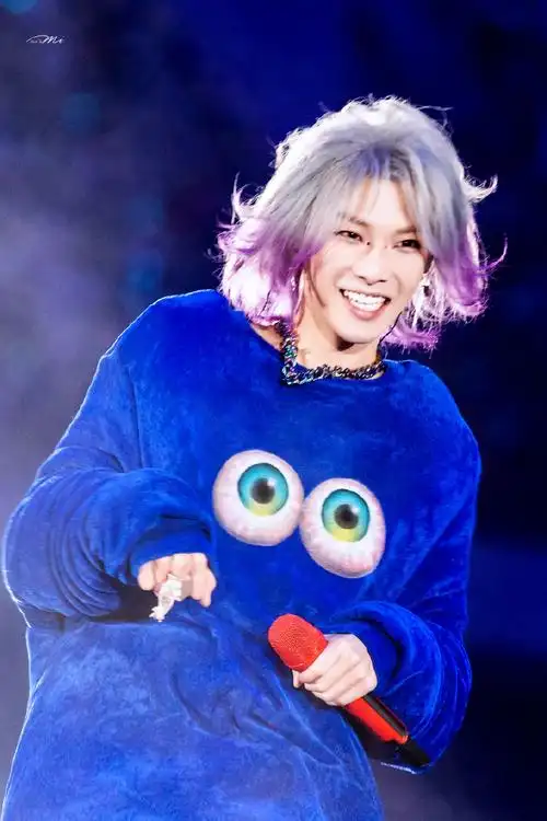 华晨宇 男孩子也穿婚纱太酷了吧##2023华晨宇火星演唱会