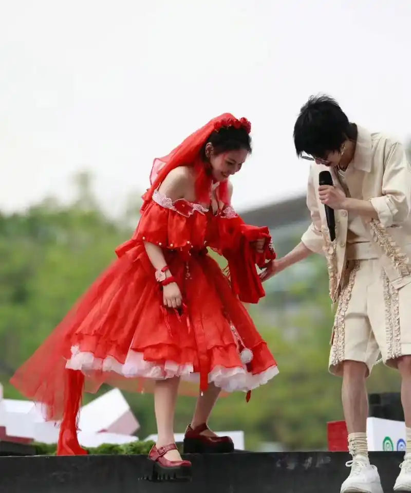 华晨宇跟粉丝结婚?