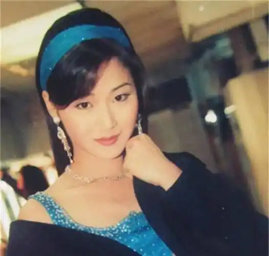 甄子丹在等到老婆梁静慈生完孩子之后,便分手和万绮雯在一起.