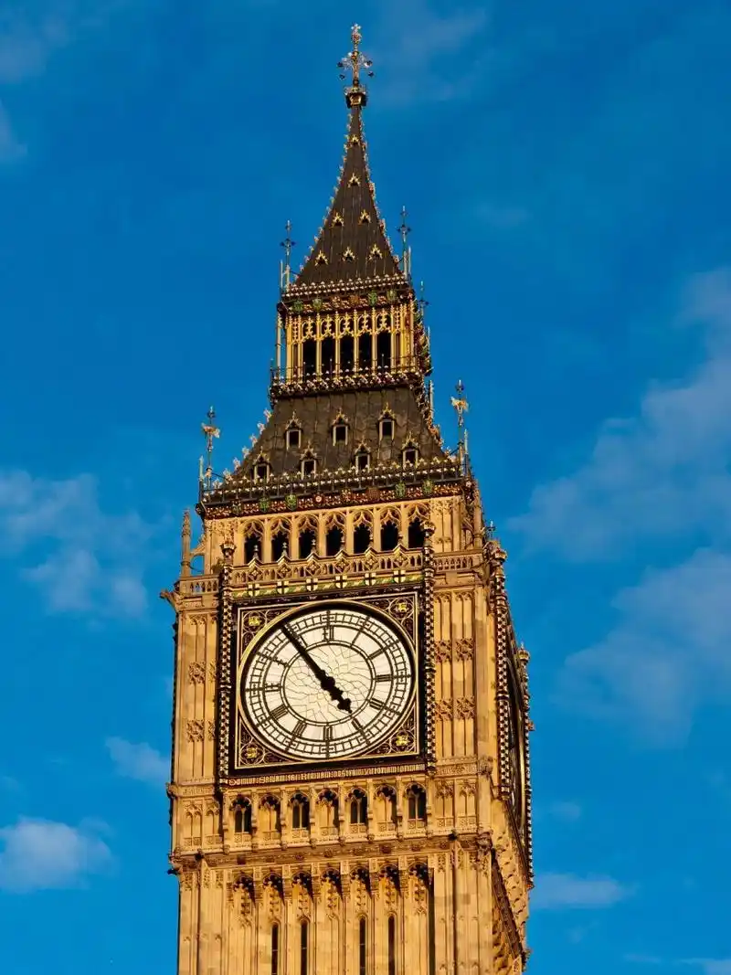 它是伦敦当地最有标志性的建筑之一,名声享誉全球,也是英国王室权力的