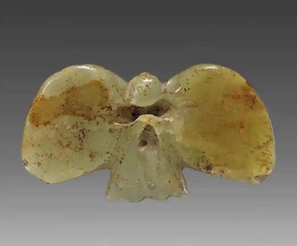 古玉居说玉# 这件官方收藏的红山文化玉鹰非常典型,背后两个牛鼻孔