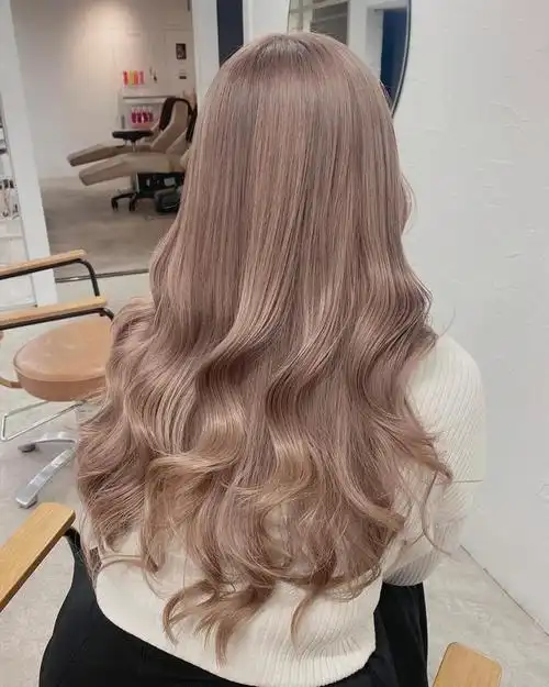 长卷发可以根据个人喜好选择不同的卷度和风格,从大卷到小卷都有不同