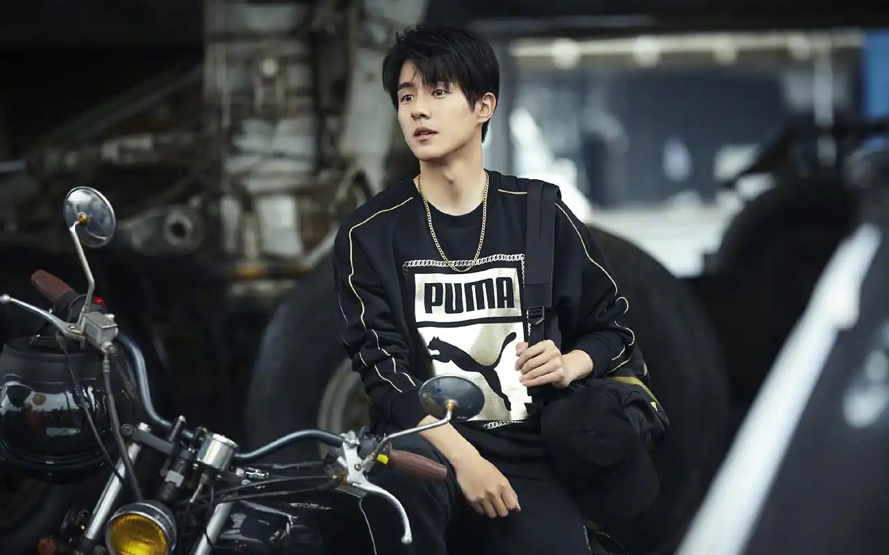 刘昊然炫酷机车街拍高清壁纸