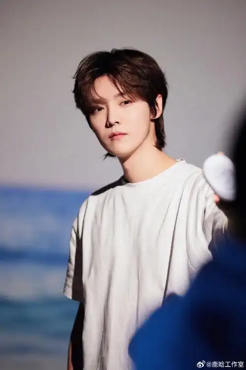 鹿晗超话今日份福利彩蛋掉落!#全世界最帅的老板#工作侧拍花絮已上新!