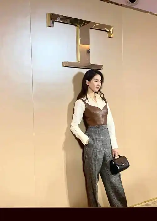 33岁刘诗诗状态绝佳,穿搭造型又酷又飒,生图简直绝了!